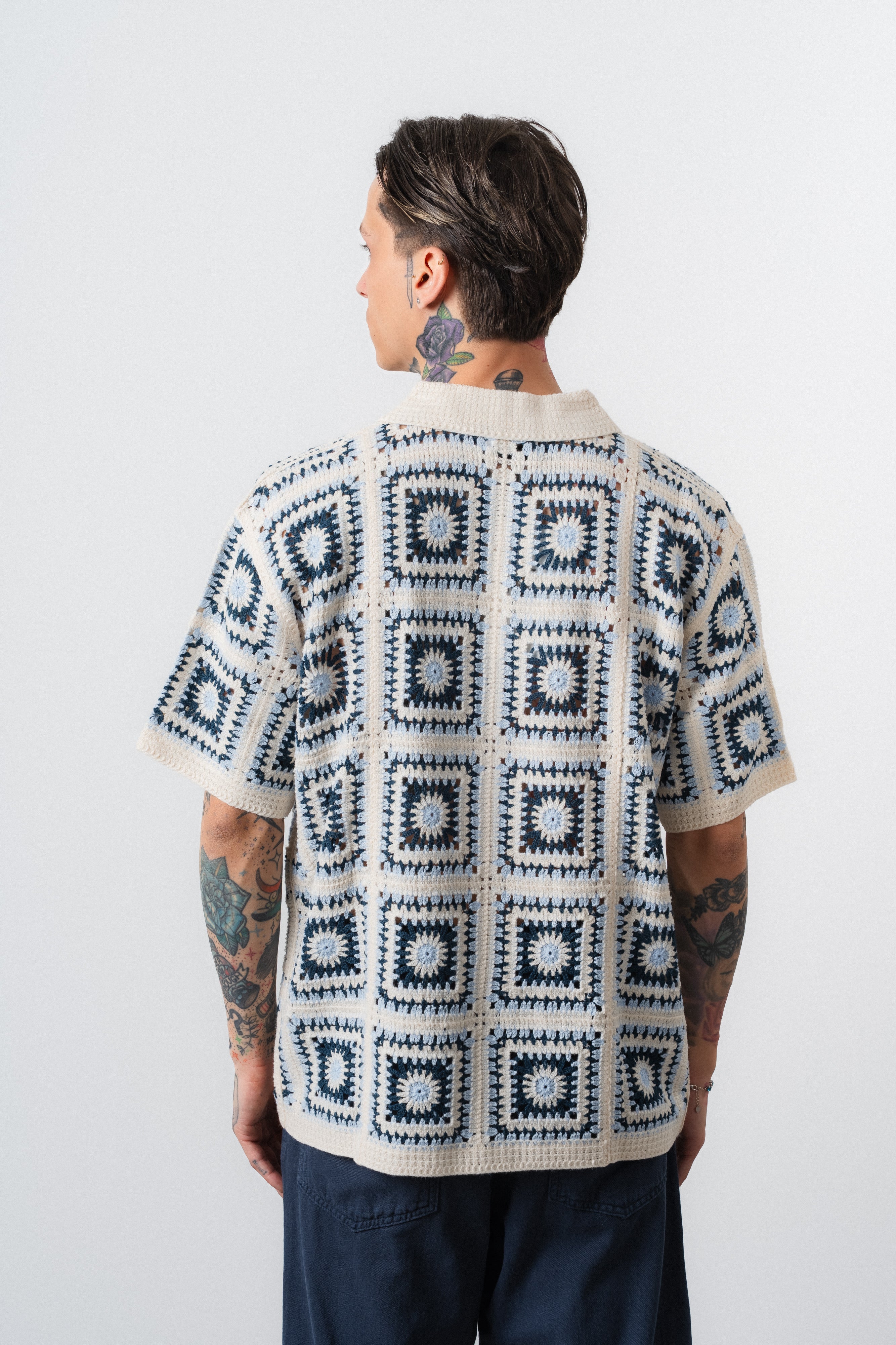 Chemise crochet beige et bleu