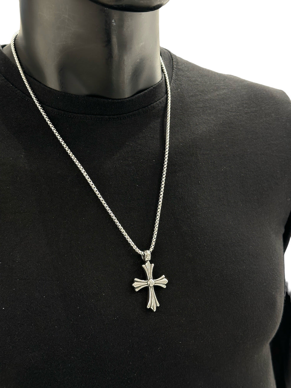 Collier pendentif croix gothique