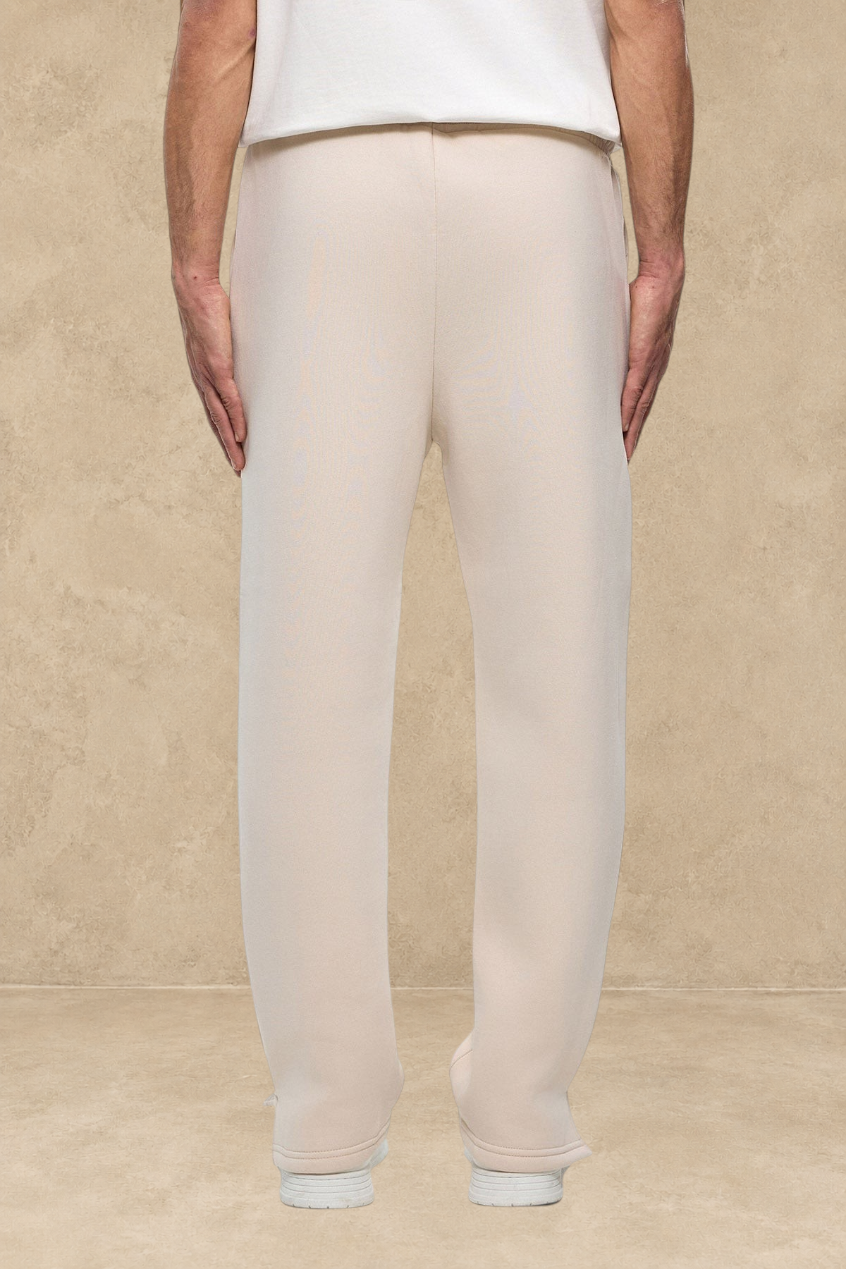 Vue arrière du pantalon jogg beige Stayin avec fente à la cheville porté par un mannequin
