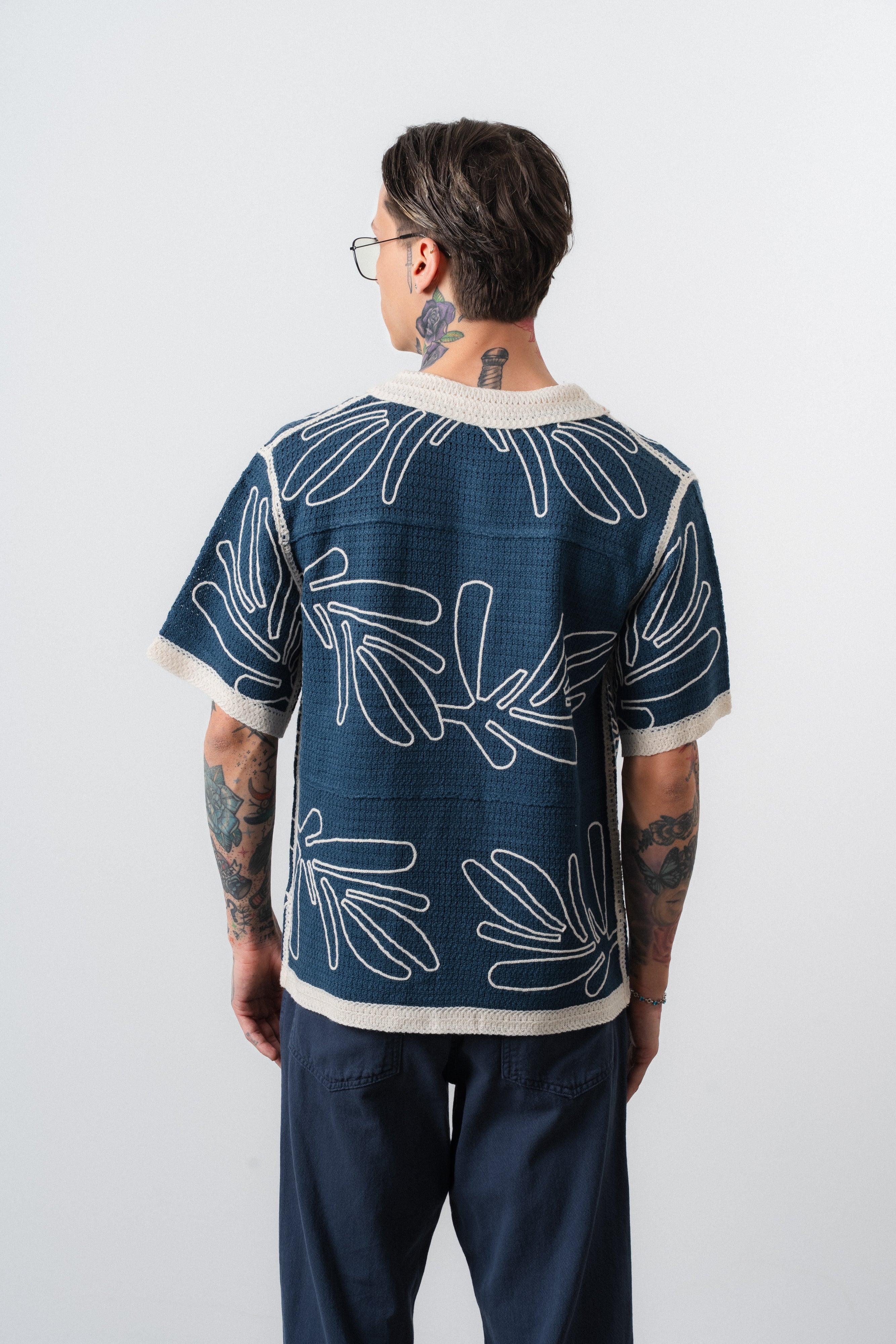Chemise crochet motifs bleu et beige