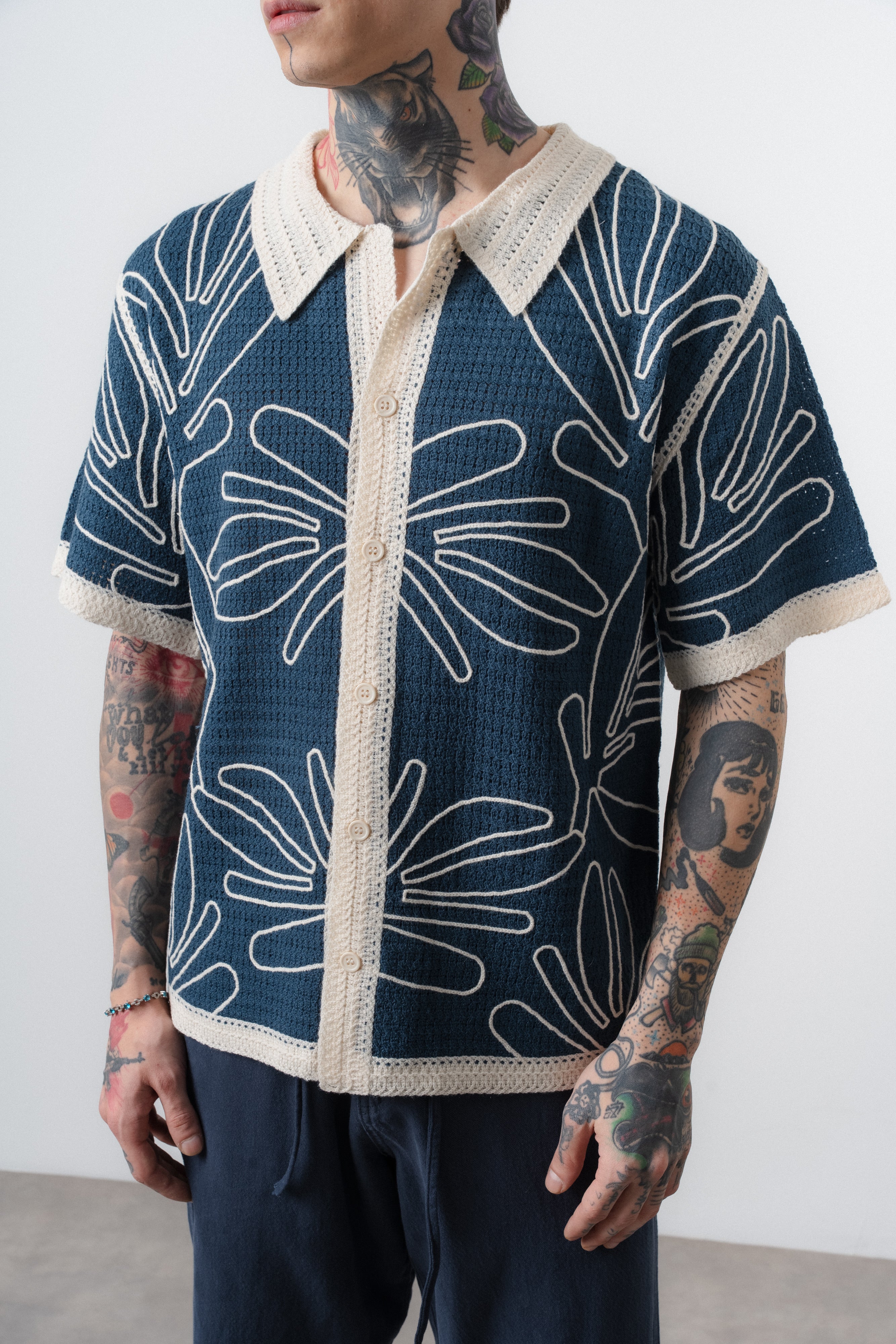 Chemise bleu crochet motif