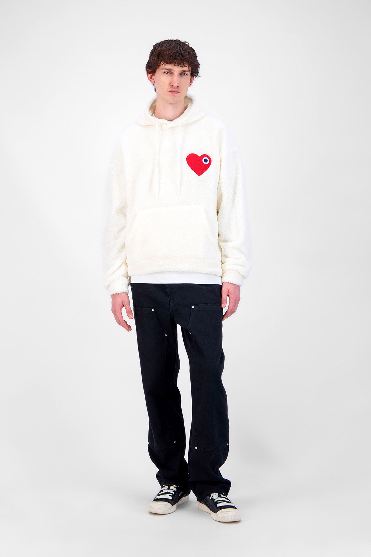 Sweat capuche fourrure blanc cœur rouge