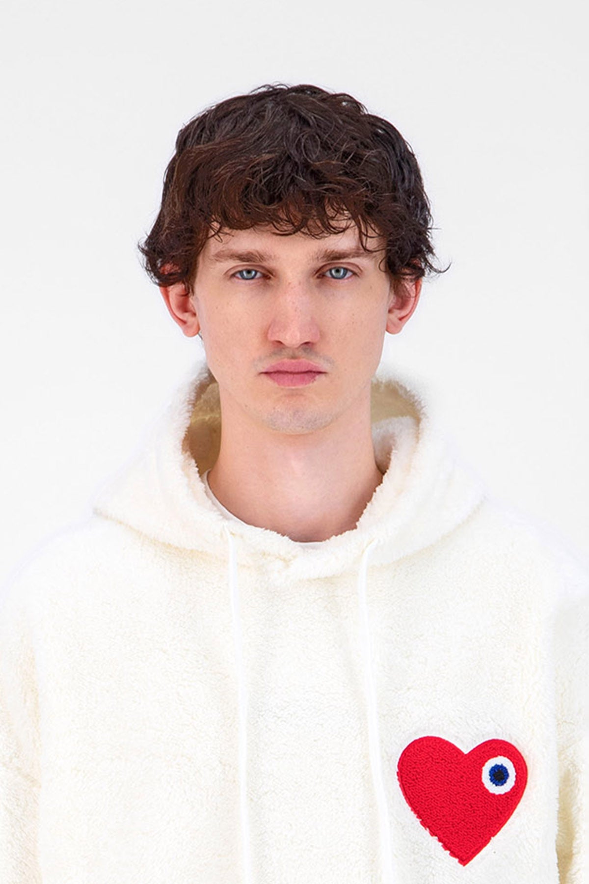 Sweat capuche fourrure blanc cœur rouge