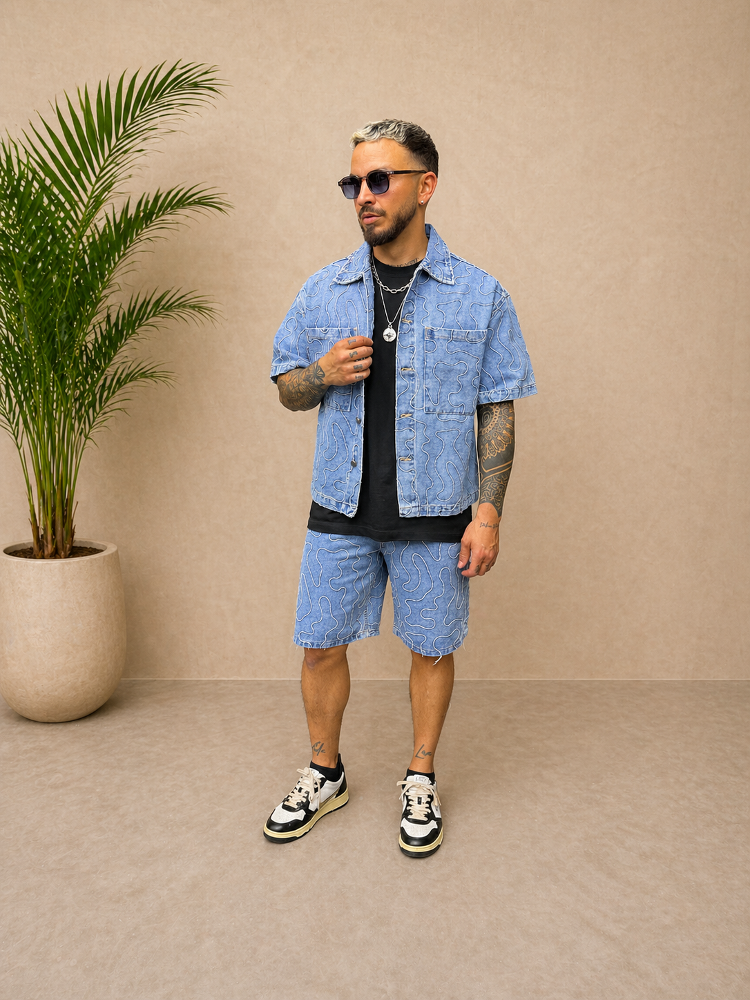 Ensemble short et chemise en jean bleu à motifs