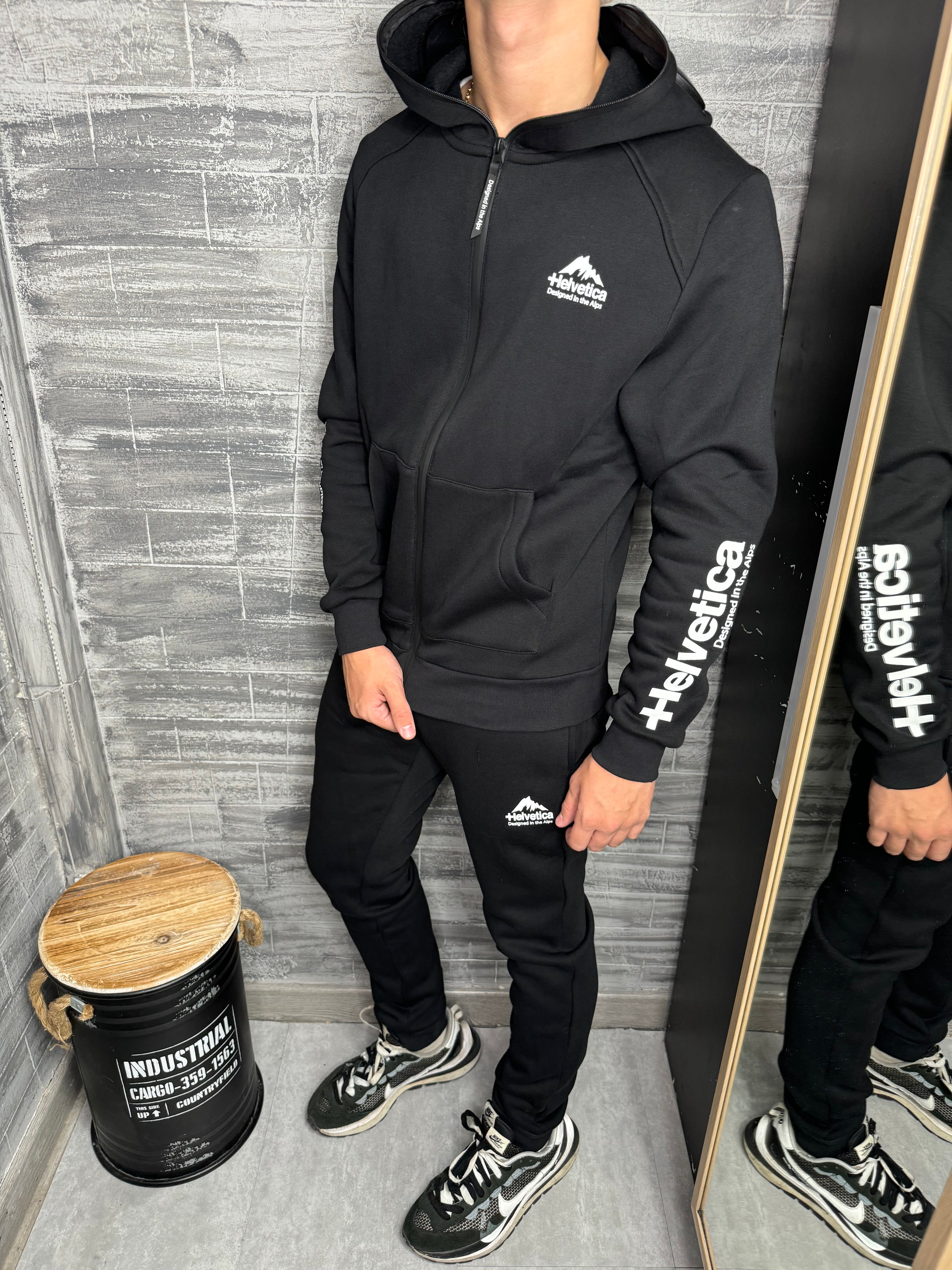 Helvetica - Jogging Avron noir