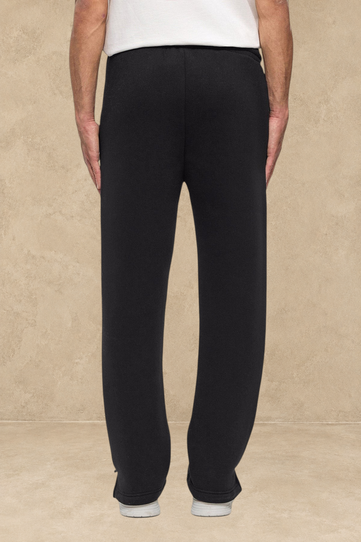 Pantalon jogg noir Stayin avec coupe classique et fente à la cheville porté par un mannequin