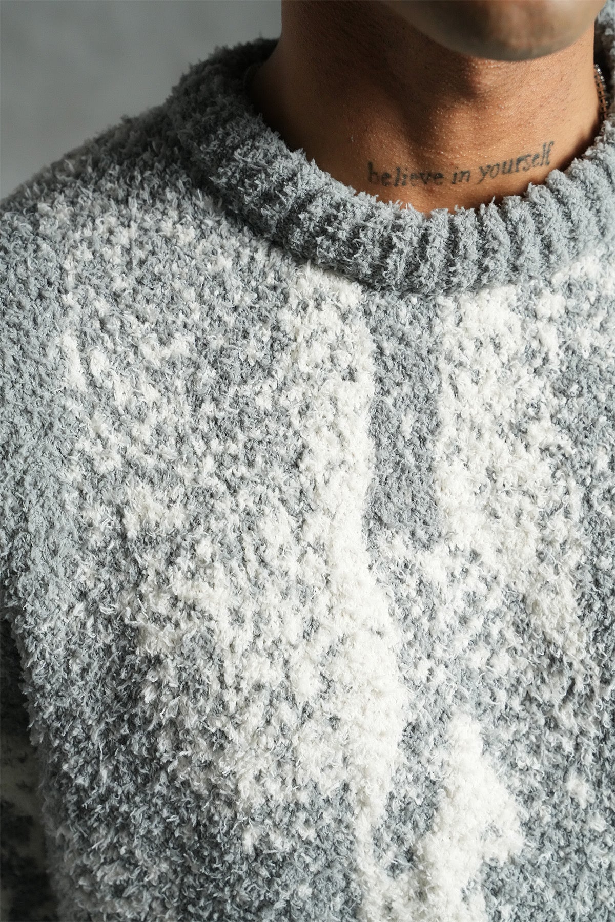 Pull fluffy gris et blanc
