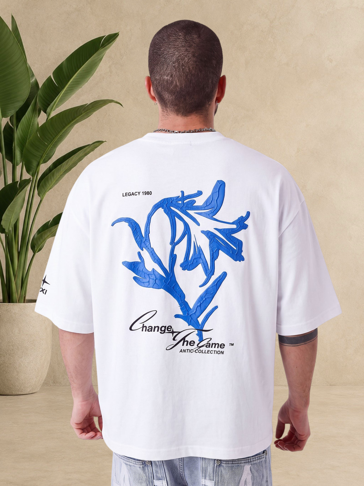 T-shirt Stayin blanc coupe boxy avec imprimé floral bleu en relief au dos et logo sur la manche en coton