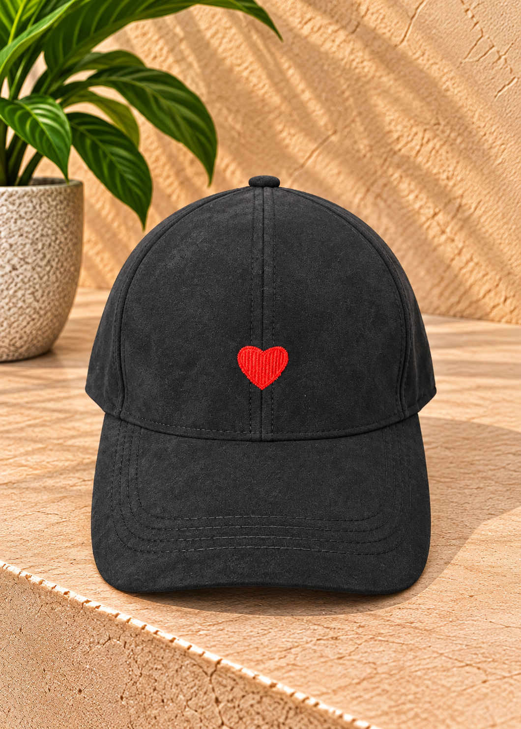 Casquette Coeur rouge daim noire
