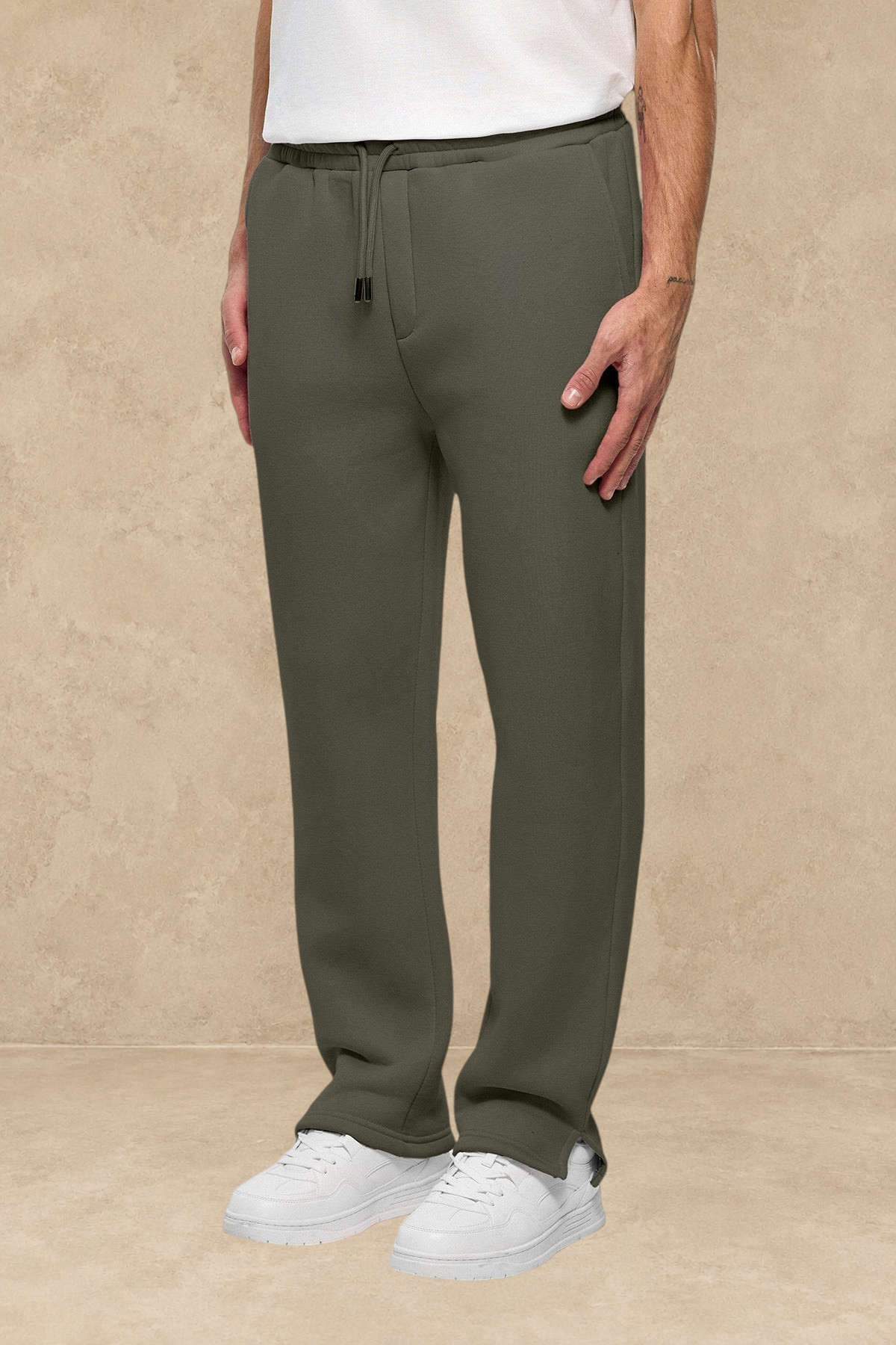 Pantalon jogg kaki Stayin avec coupe classique et fente à la cheville porté par un mannequin