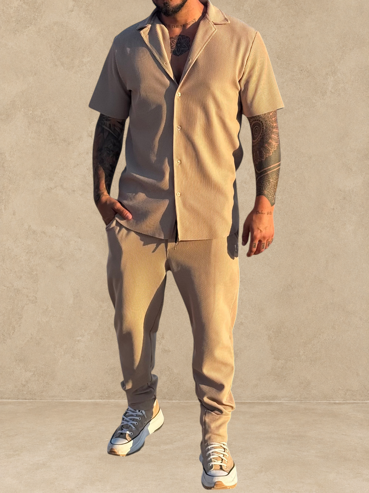 Homme portant un ensemble Stayin beige composé d'une chemise à manches courtes et d'un pantalon droit texturé