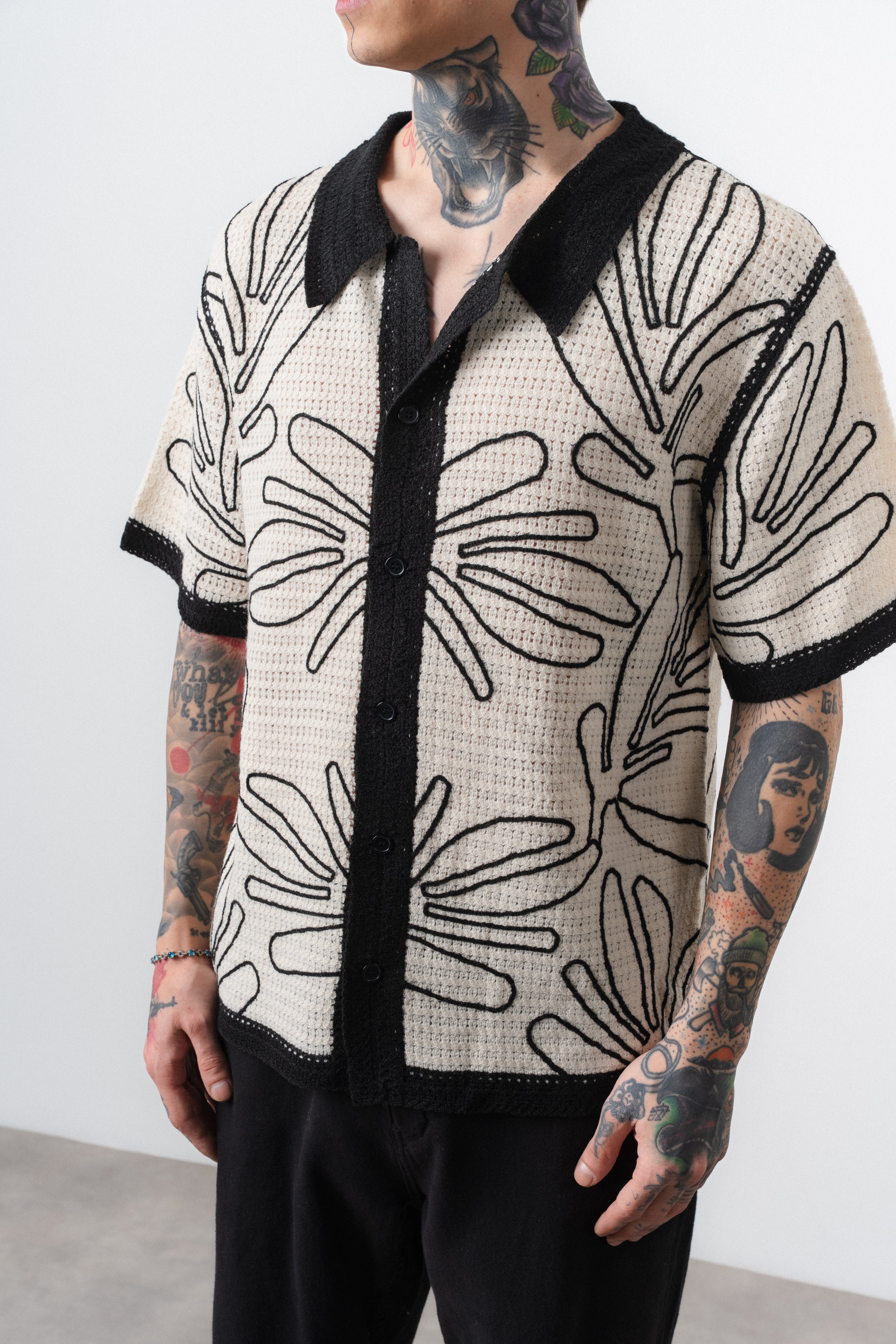 Chemise beige crochet motif