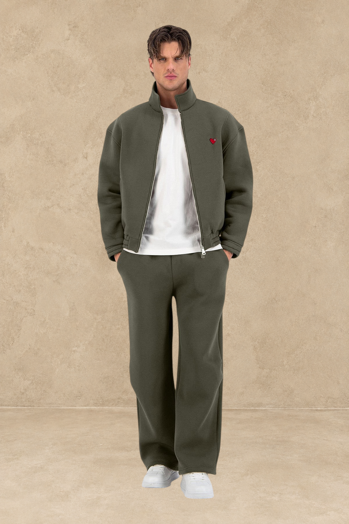 Ensemble jogging Stayin kaki oversize avec veste zippée et petit cœur rouge brodé porté par un mannequin