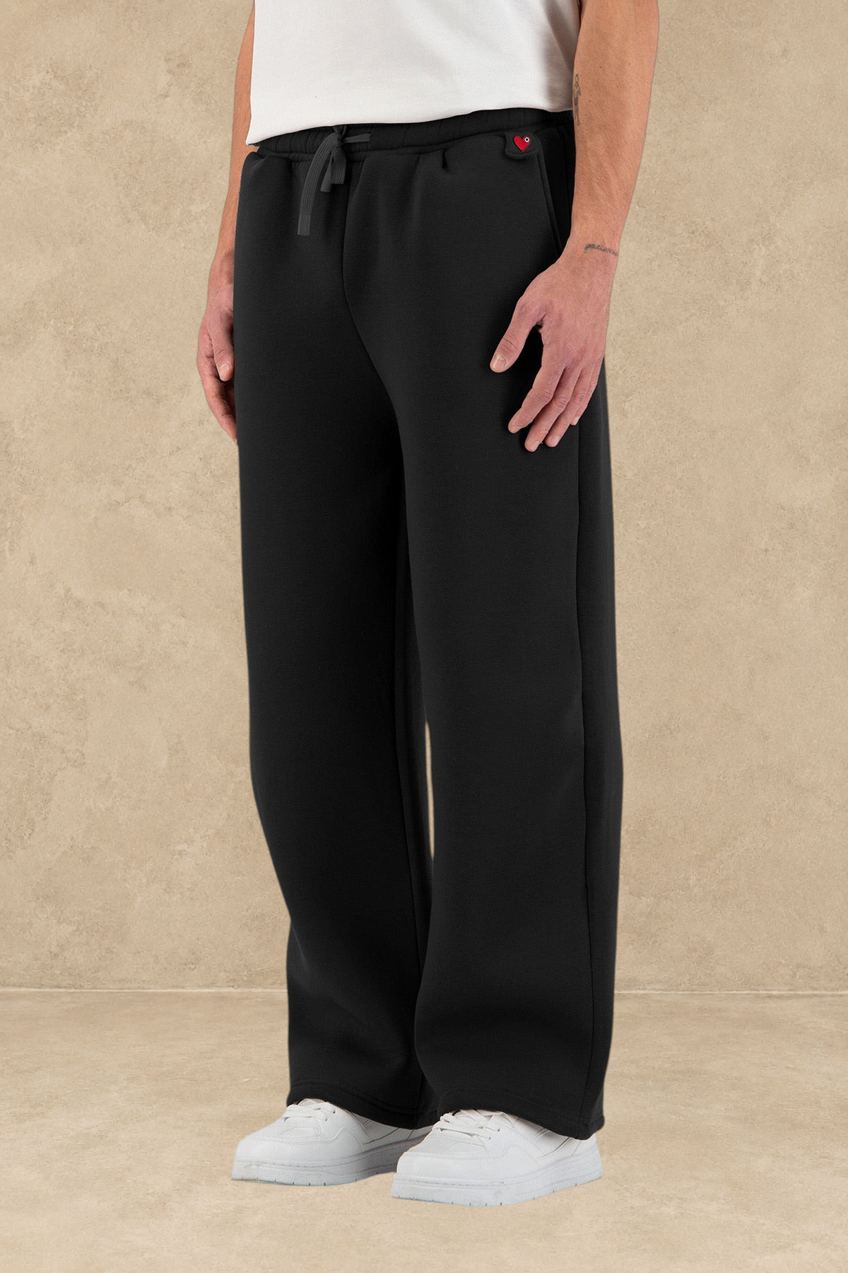 Pantalon jogging Stayin noir oversize avec petit cœur rouge, coupe large et cordon de serrage à la taille