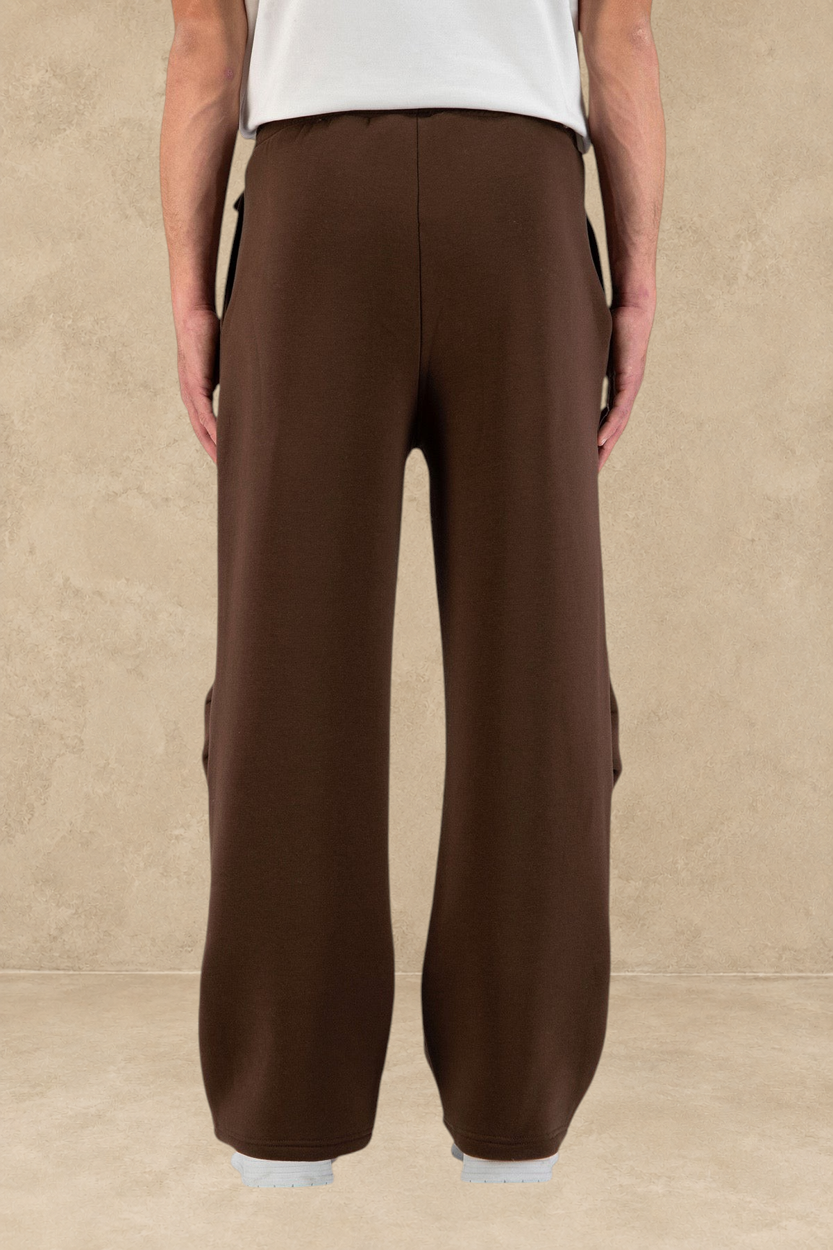 Pantalon jogging Stayin marron à coupe large oversize porté par un mannequin de dos sur fond blanc