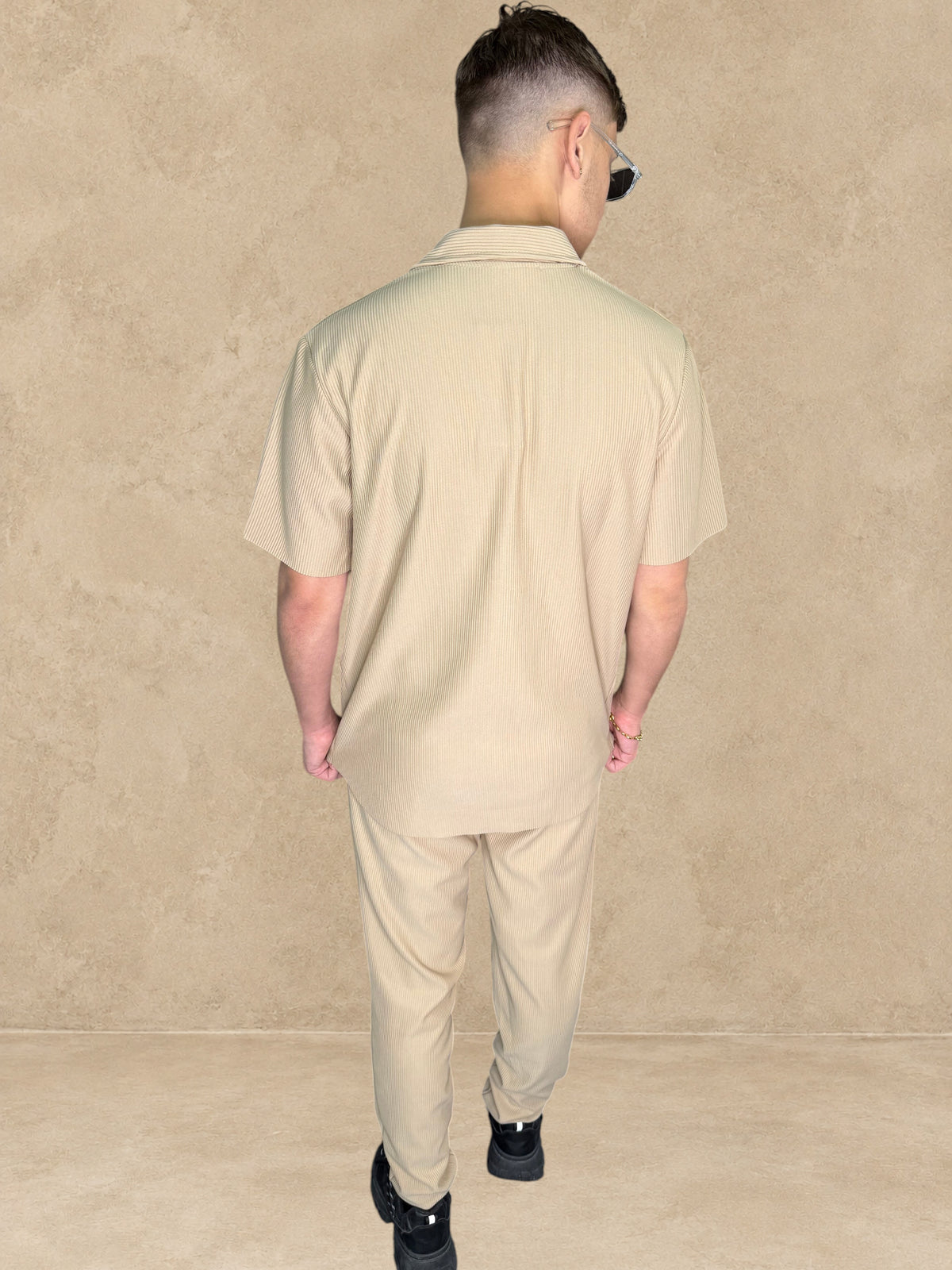 Homme portant l'ensemble Stayin Pablo beige avec chemise à manches courtes et pantalon droit, vue de dos