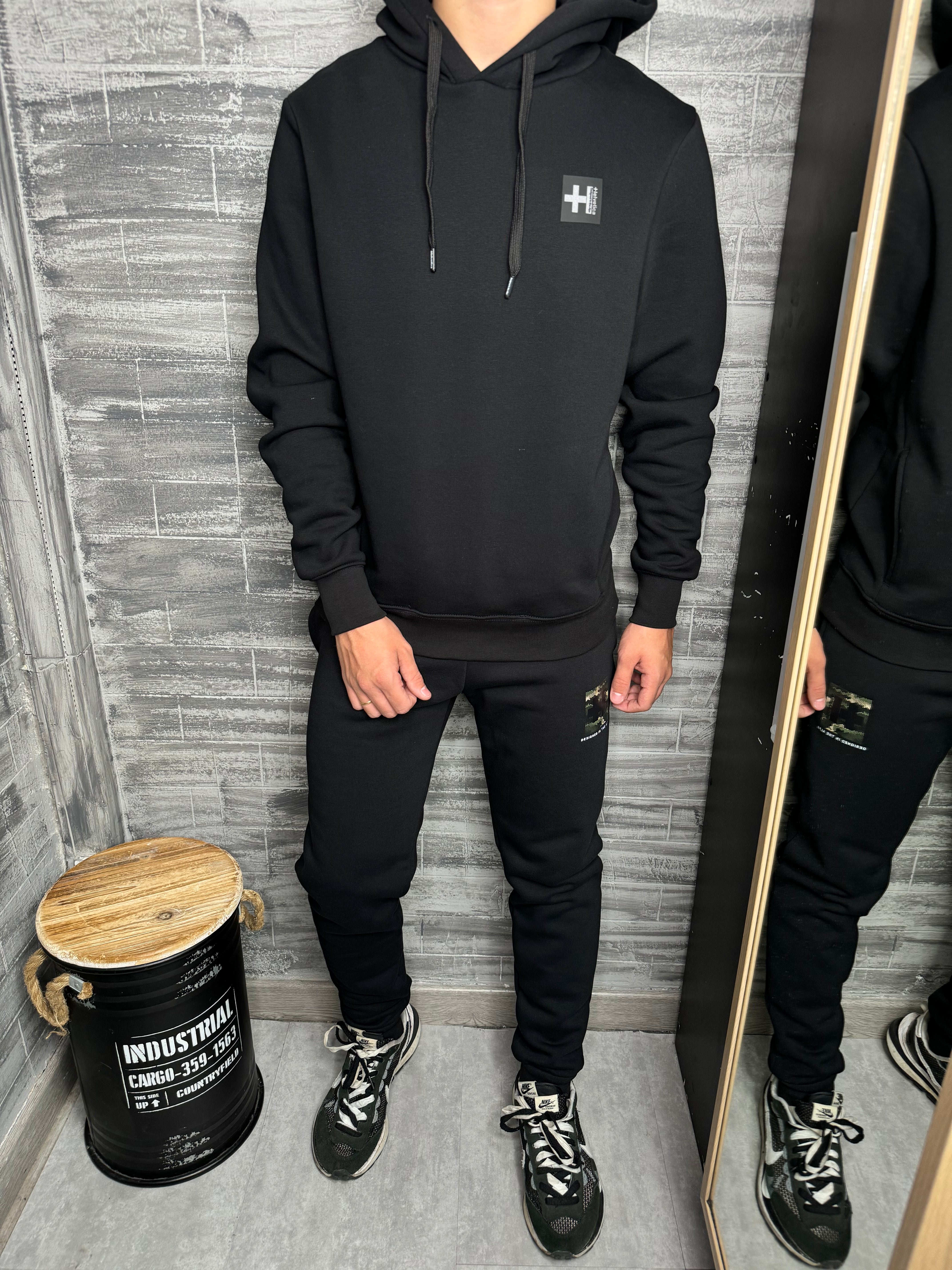 Helvetica - Sweat capuche Blake noir