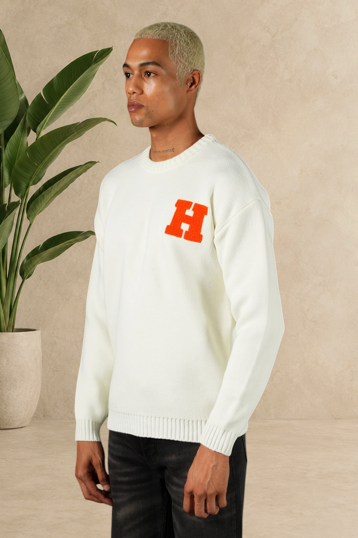 Pull Stayin blanc en maille épaisse à col rond avec un grand H orange brodé sur la poitrine porté par un mannequin