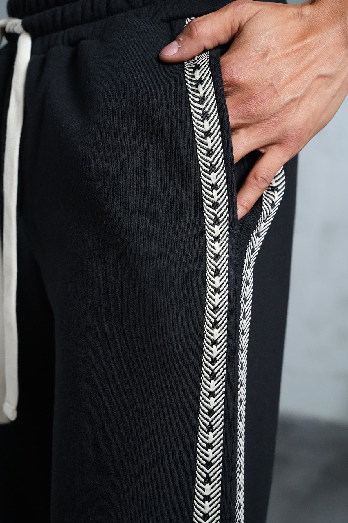 Pantalon loose noir bande beige