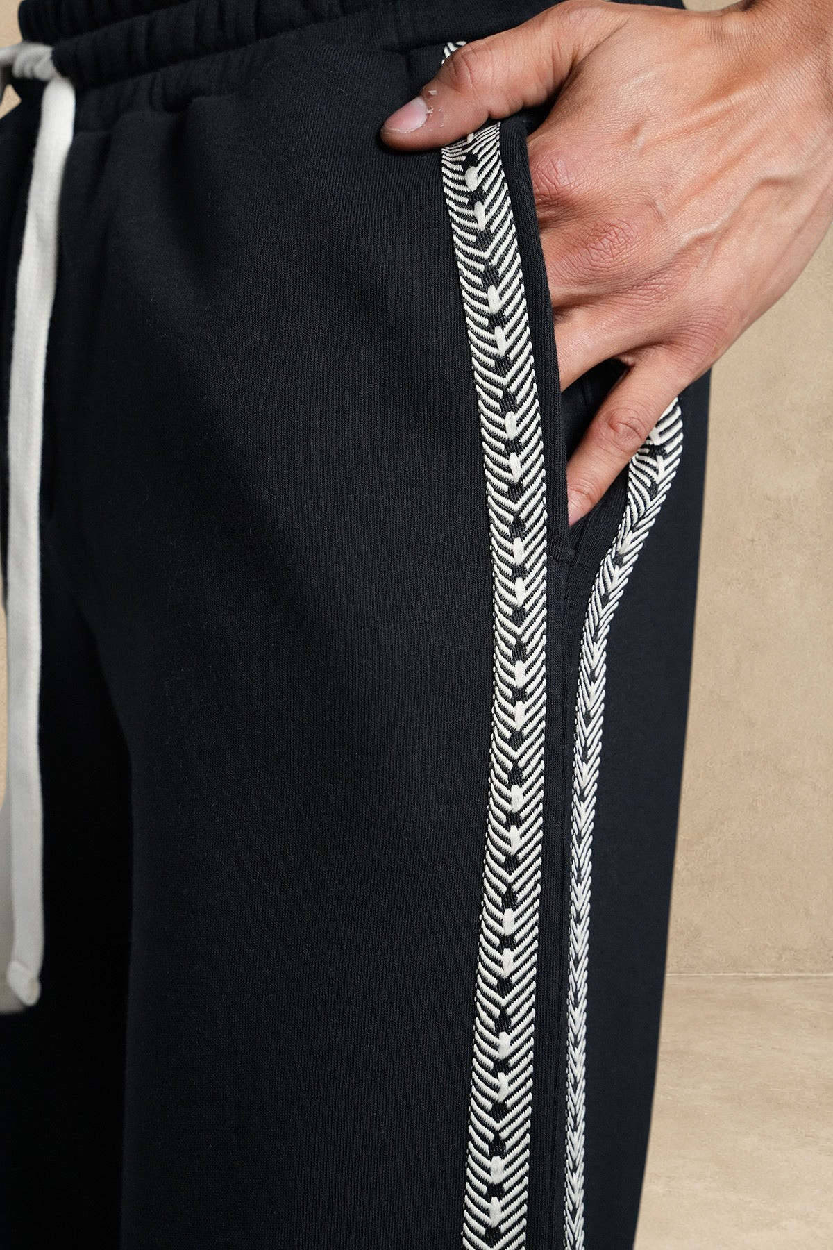 Pantalon loose noir Stayin avec bande latérale beige à motif chevrons et cordon de serrage blanc