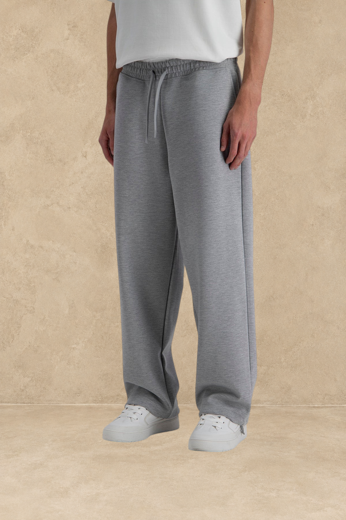 Pantalon jogg loose gris Stayin avec taille élastique et cordon de serrage, porté par un mannequin