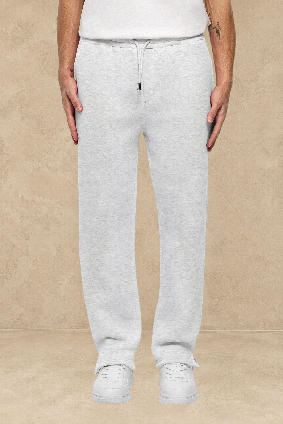 Pantalon jogg gris Stayin avec coupe classique et fente à la cheville porté par un mannequin