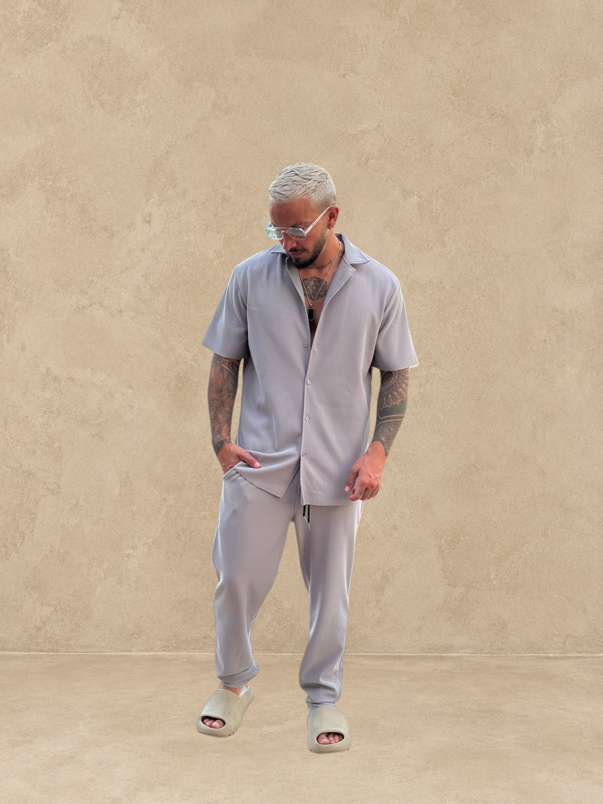 Homme portant un ensemble Stayin gris avec chemise à manches courtes et pantalon droit décontracté