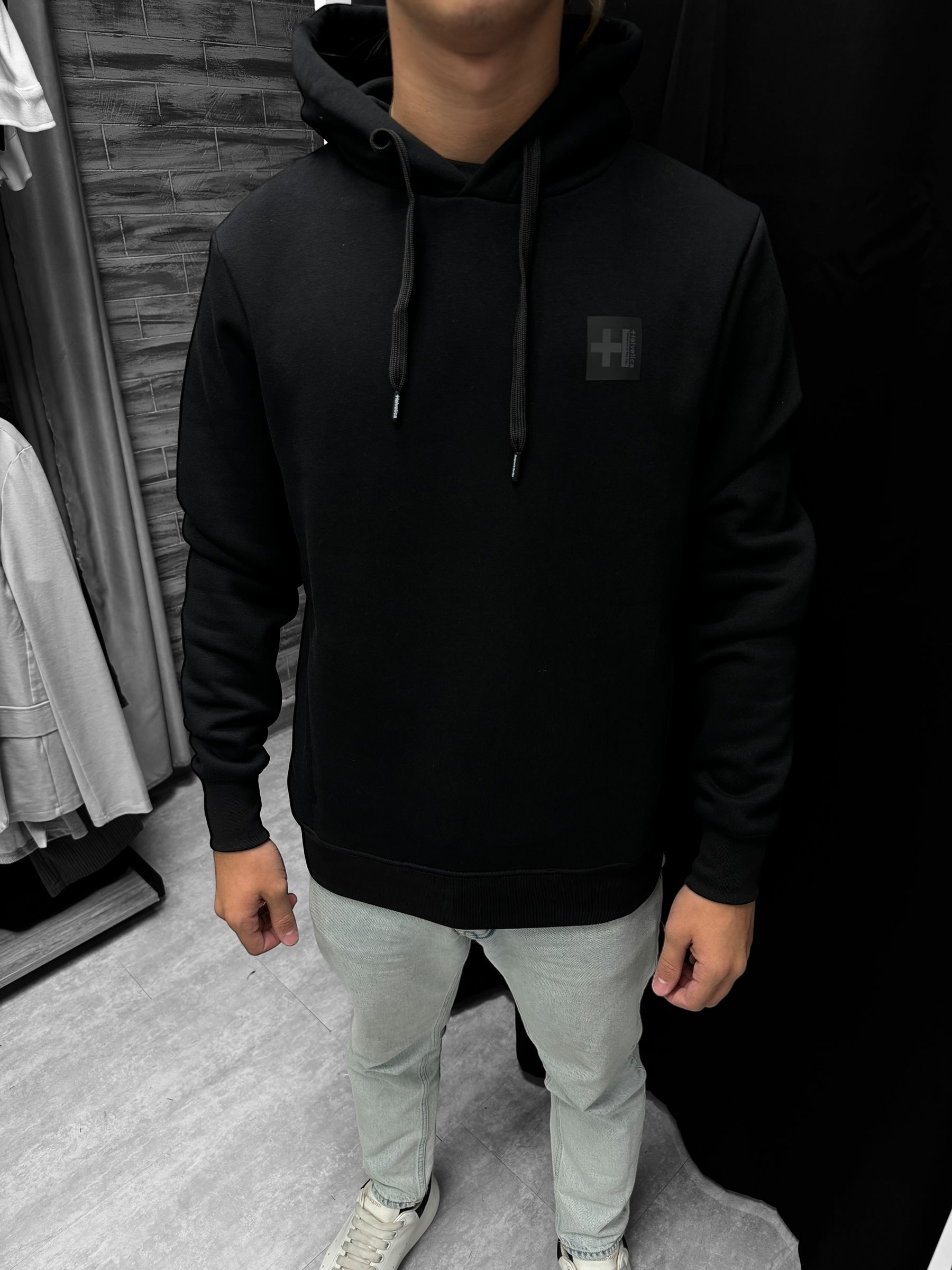 Helvetica - Sweat capuche Blake noir