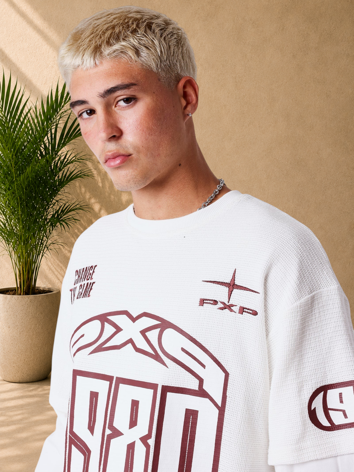 T-shirt Stayin blanc à manches longues en maille avec imprimés graphiques bordeaux et col rond