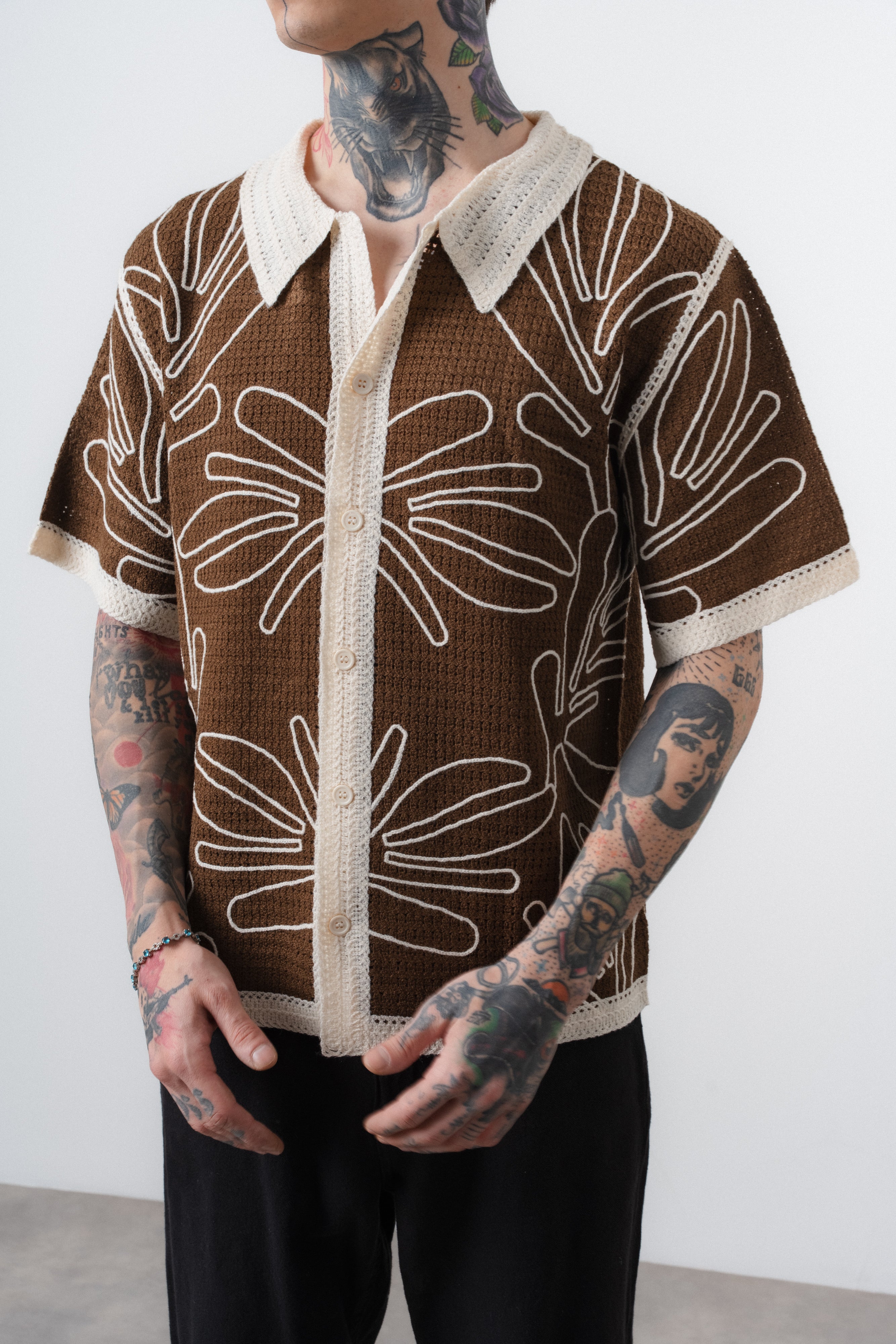 Chemise marron crochet motif