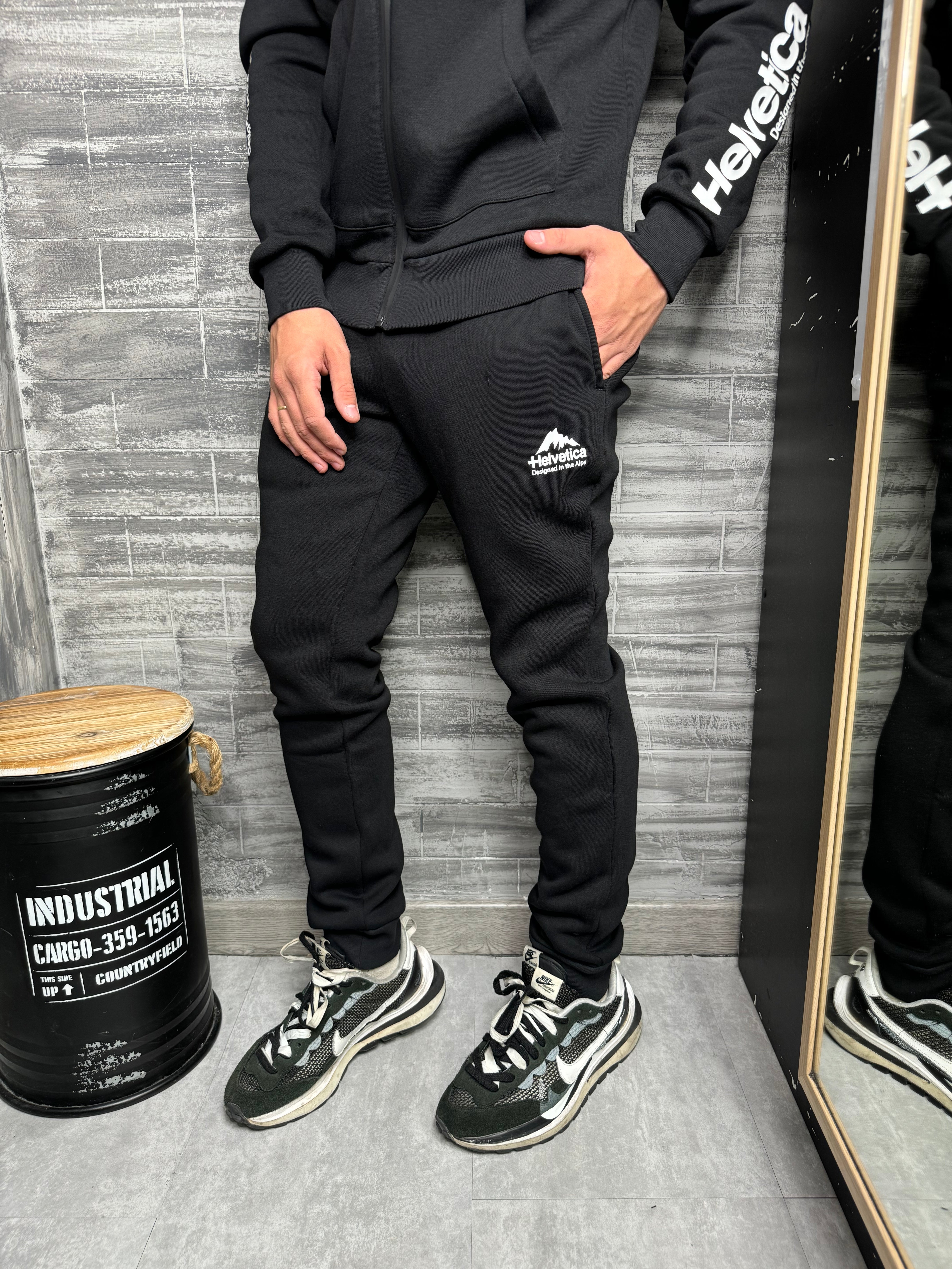 Helvetica - Jogging Avron noir