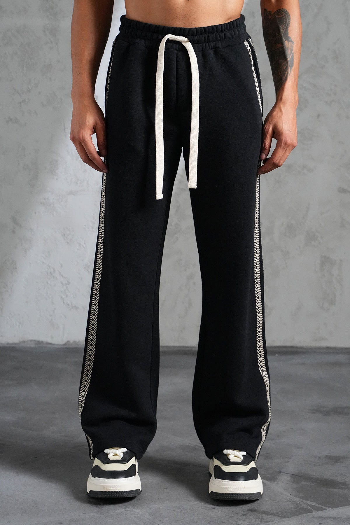 Pantalon loose noir bande beige