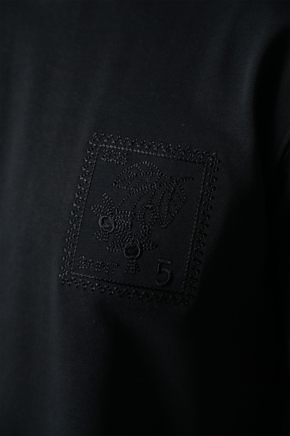 T-Shirt noir motif brodé