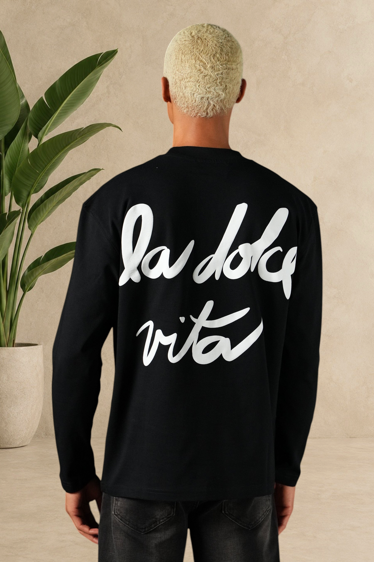 T-shirt noir Stayin à manches longues avec inscription blanche La Dolce Vita au dos, coupe semi-oversize en coton