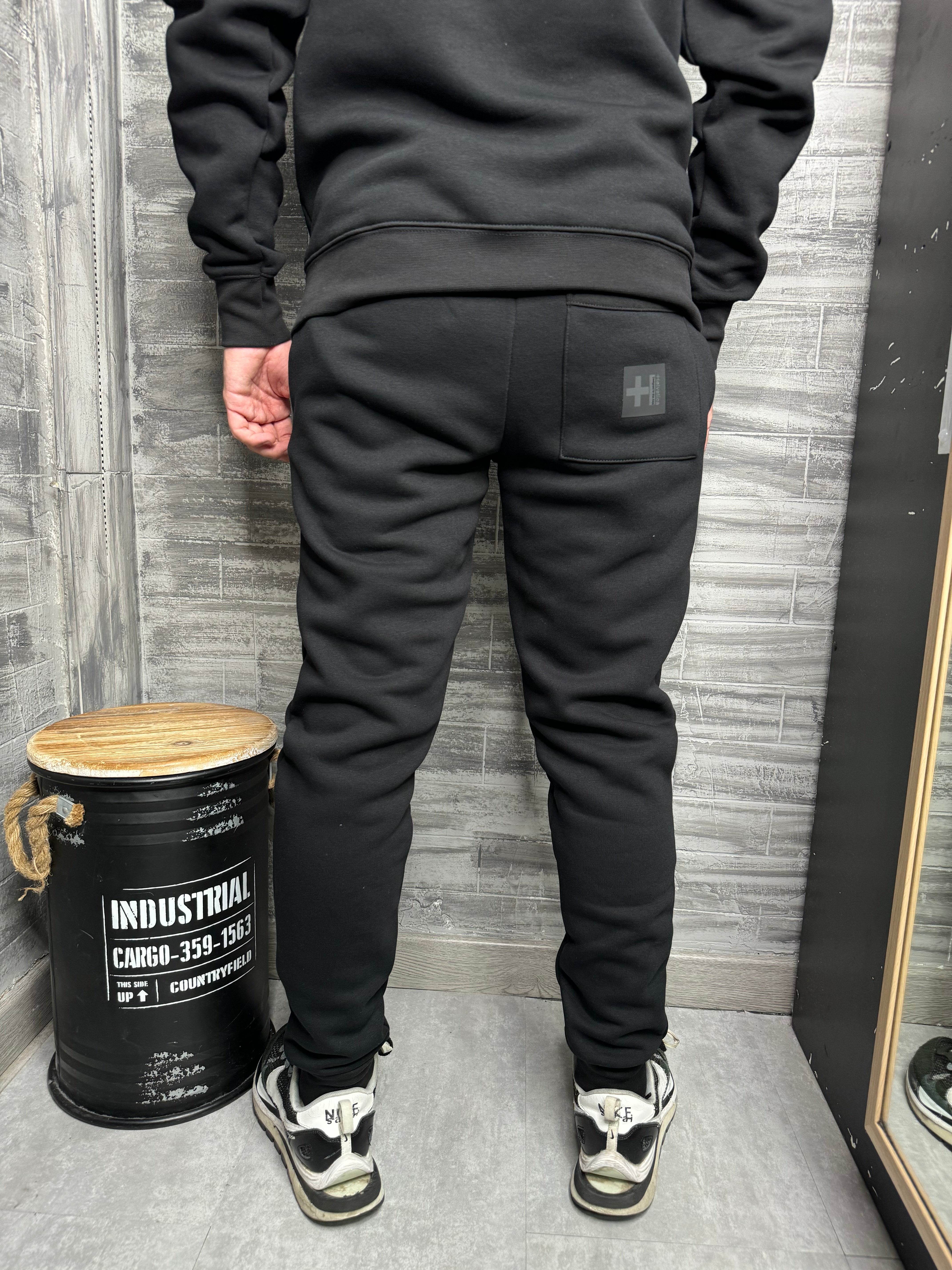 Helvetica - Jogging Blake noir