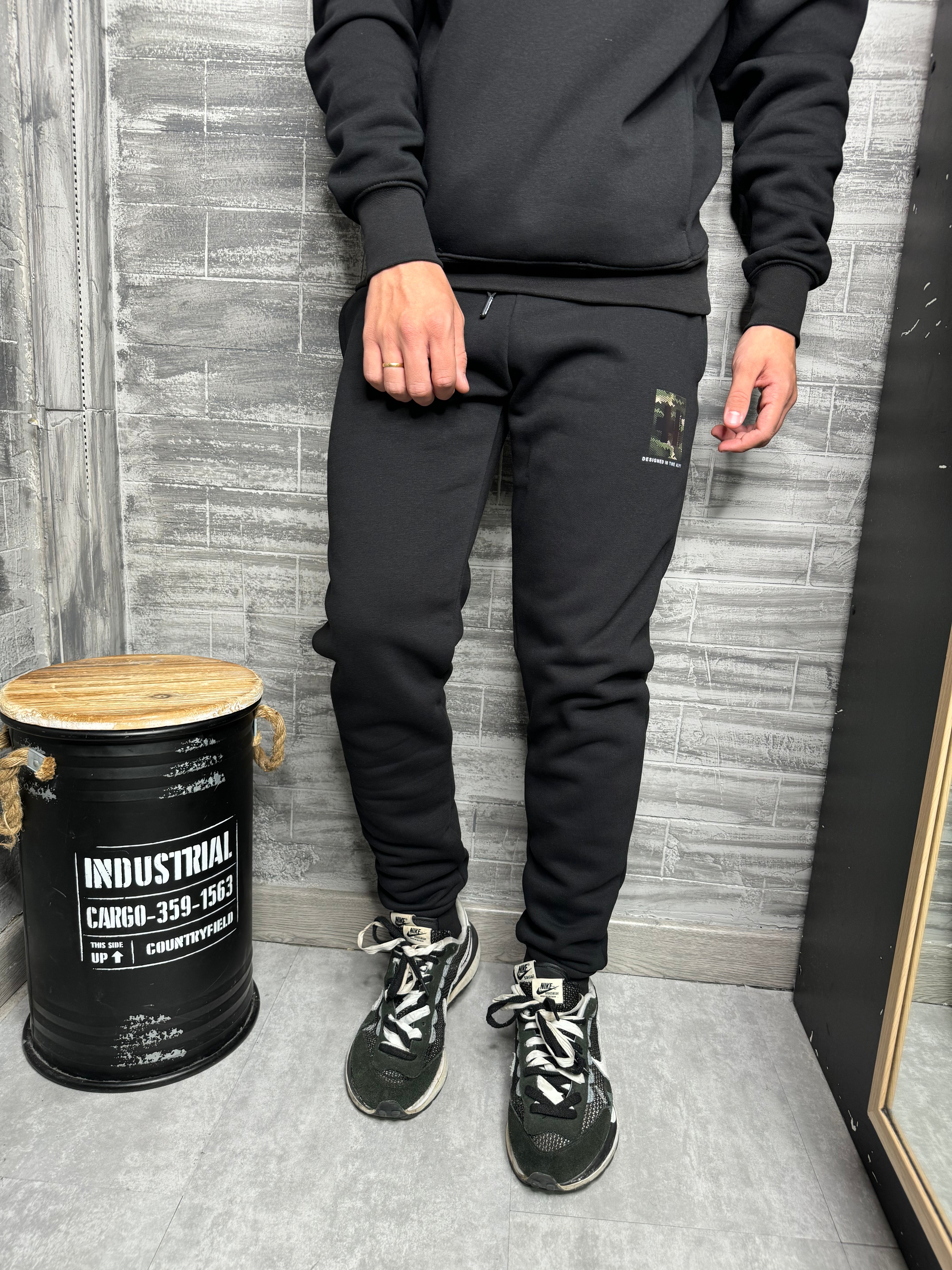 Helvetica - Jogging Blake noir