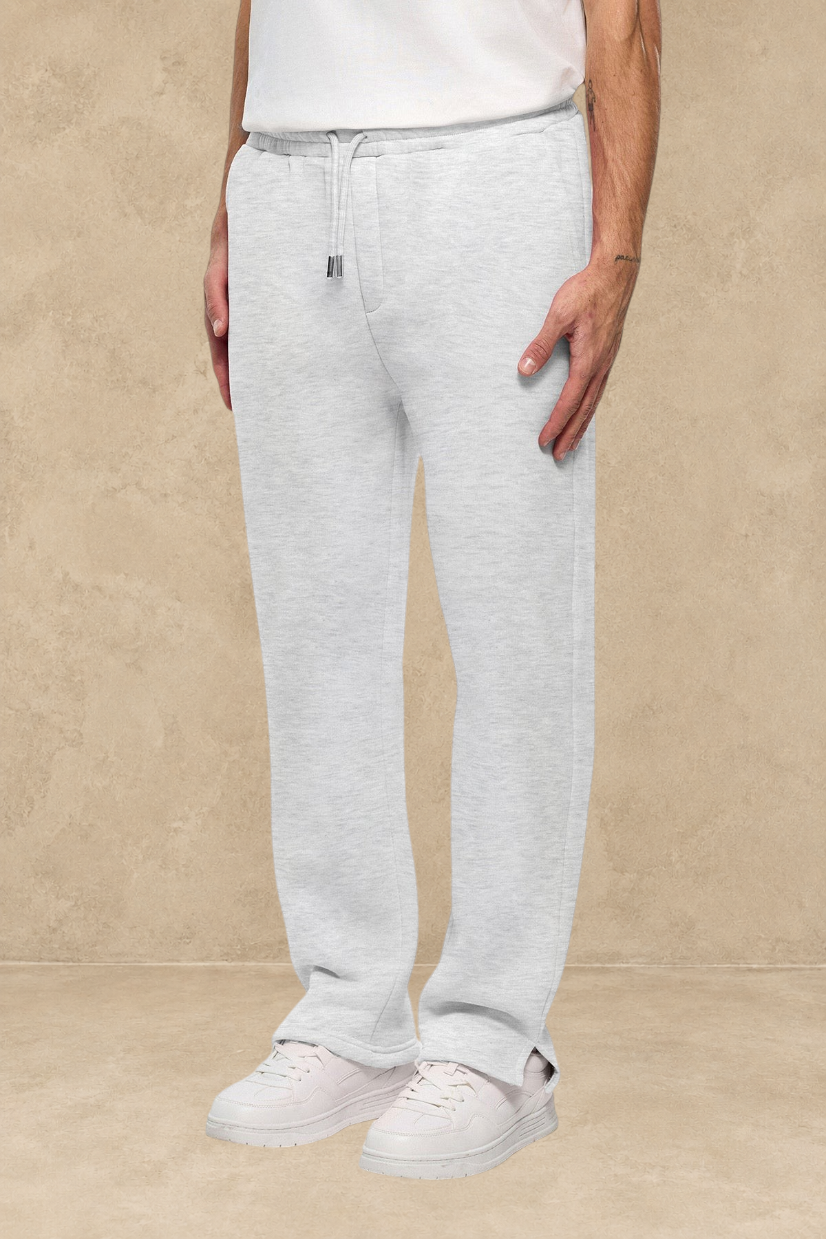 Pantalon jogg gris Stayin avec coupe classique et fente à la cheville porté par un mannequin