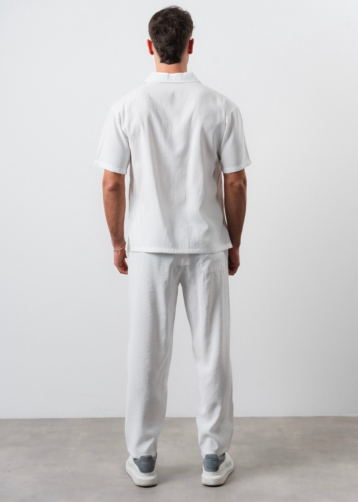 Ensemble lisse pantalon et chemise blanc