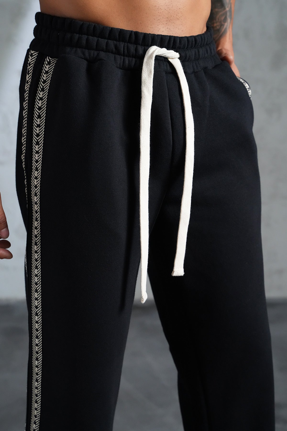 Pantalon loose noir bande beige