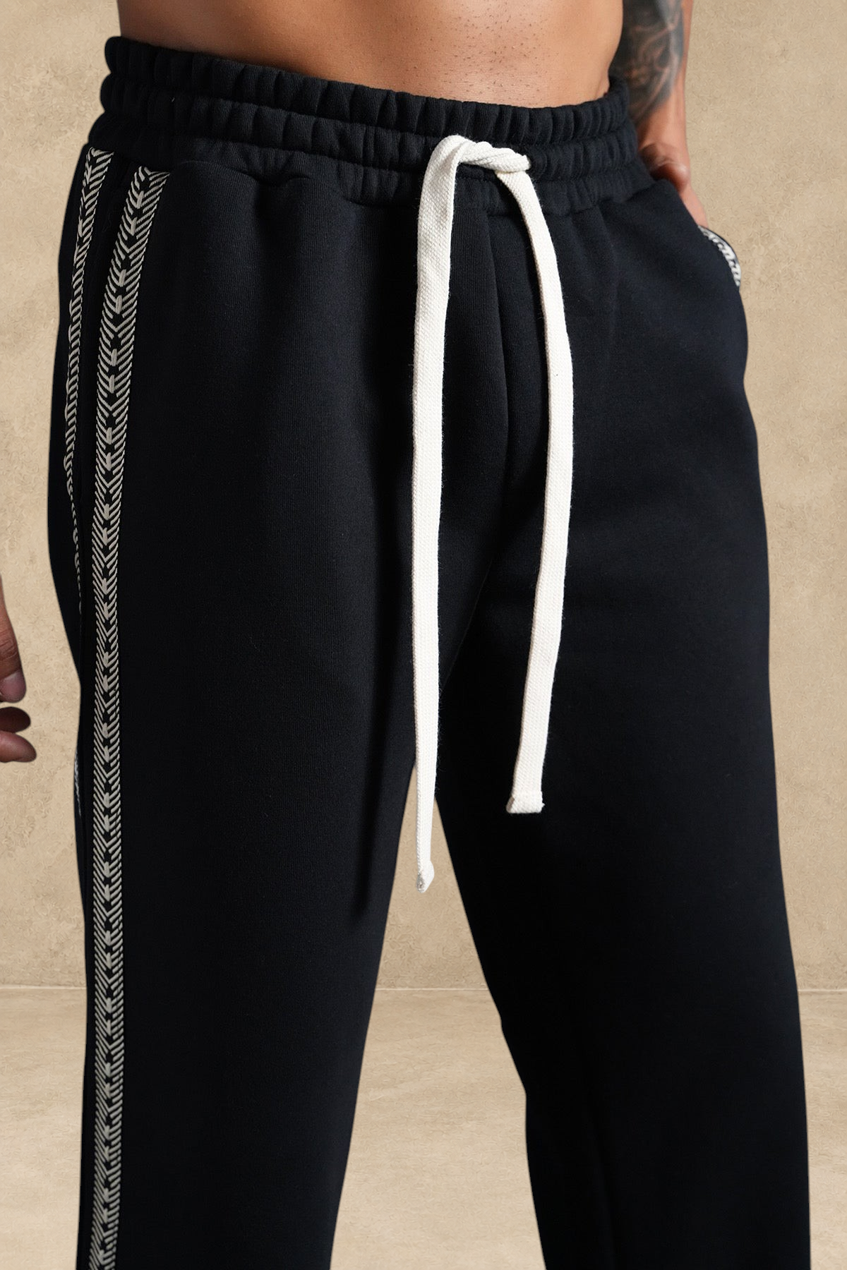 Pantalon loose noir Stayin avec bande latérale à motifs beige et cordon de serrage blanc à la taille