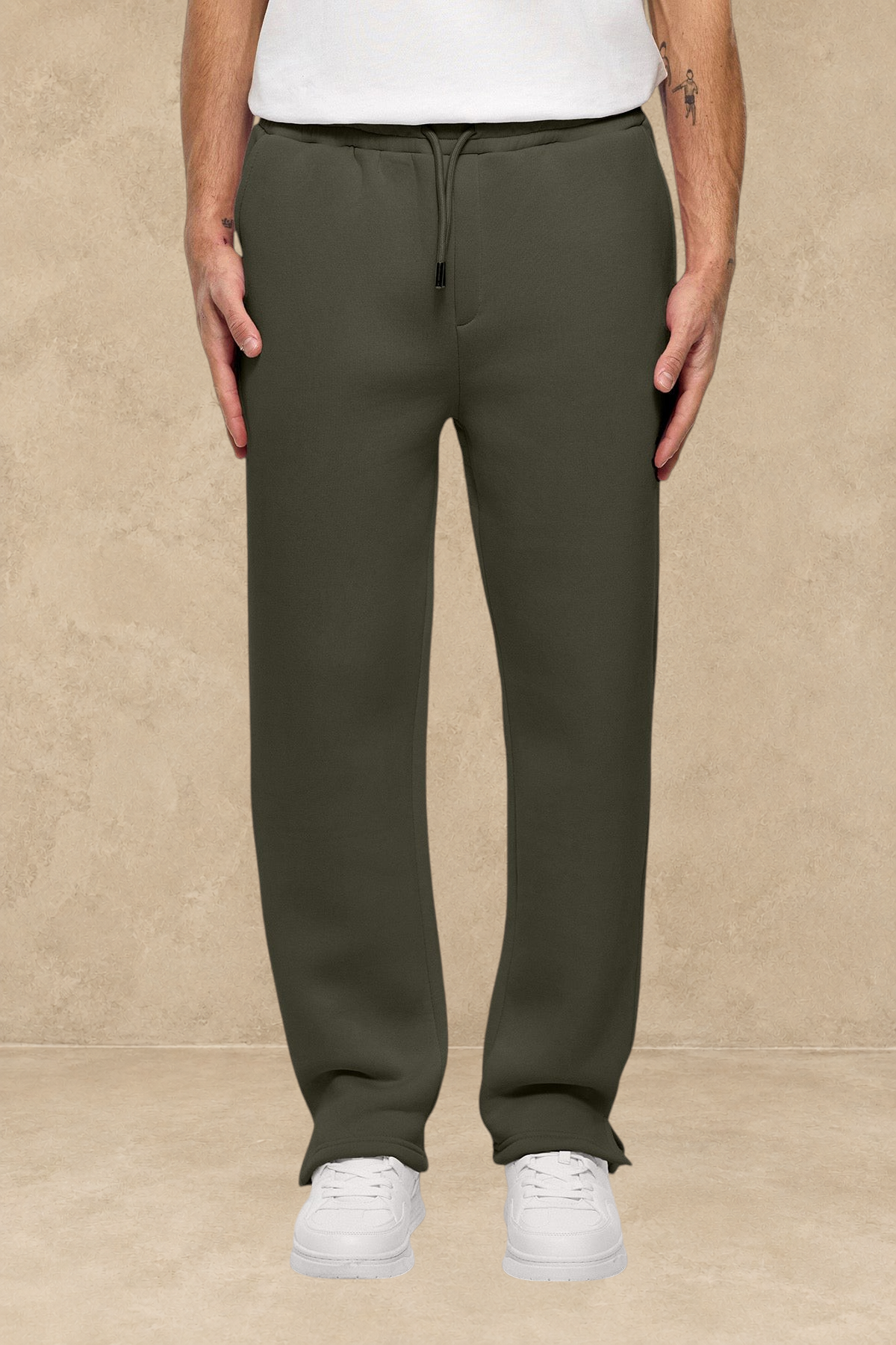 Pantalon jogg kaki Stayin avec coupe classique et fente à la cheville porté par un mannequin