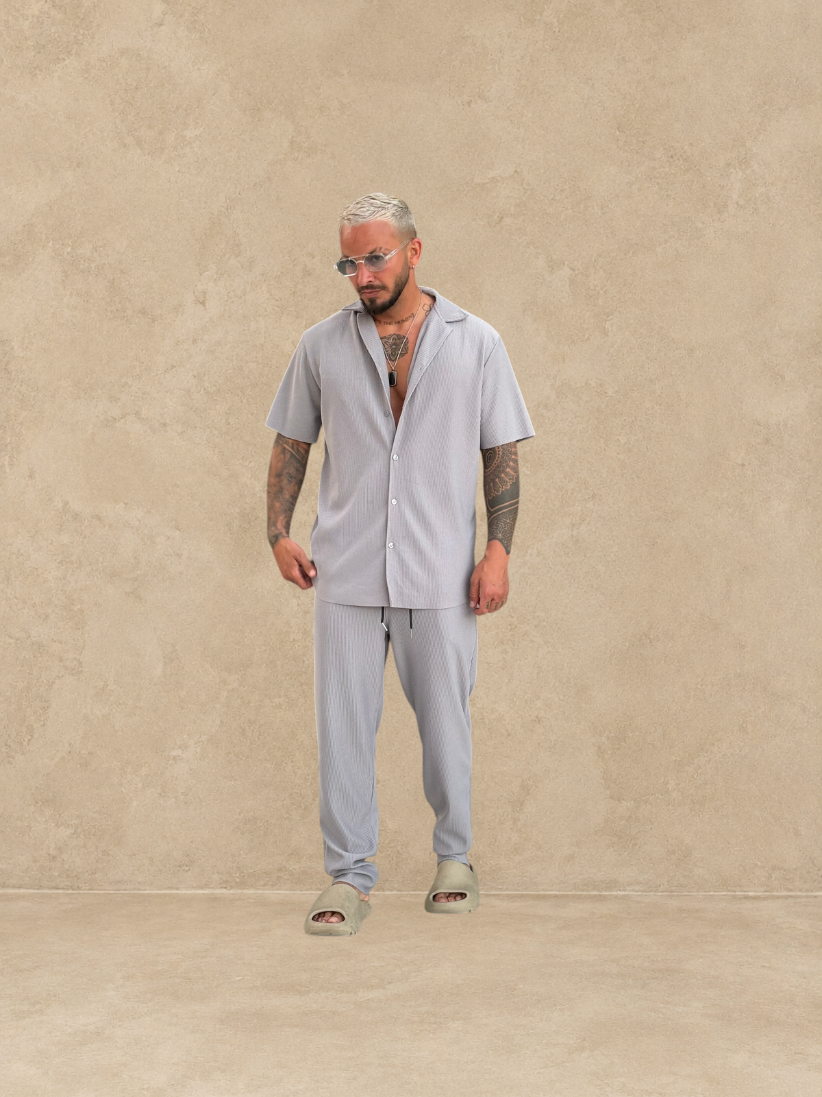 Homme portant un ensemble Stayin gris avec chemise à manches courtes et pantalon droit décontracté