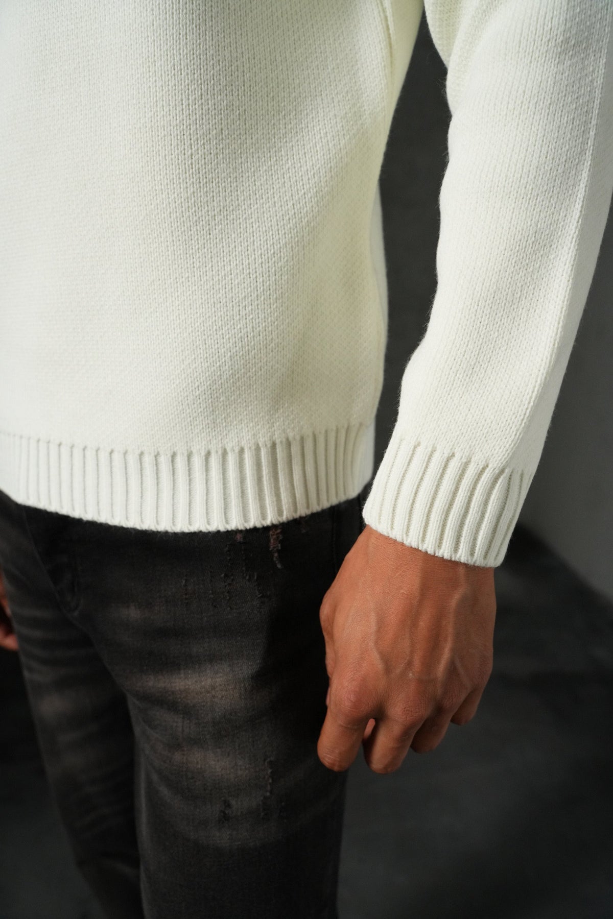 Pull Stayin en maille épaisse blanche à col rond et bords côtelés porté avec un jean noir