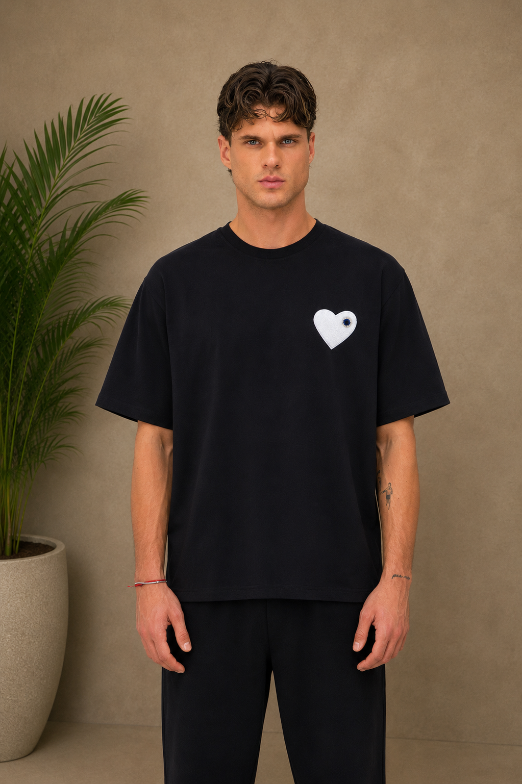 T-shirt noir cœur blanc