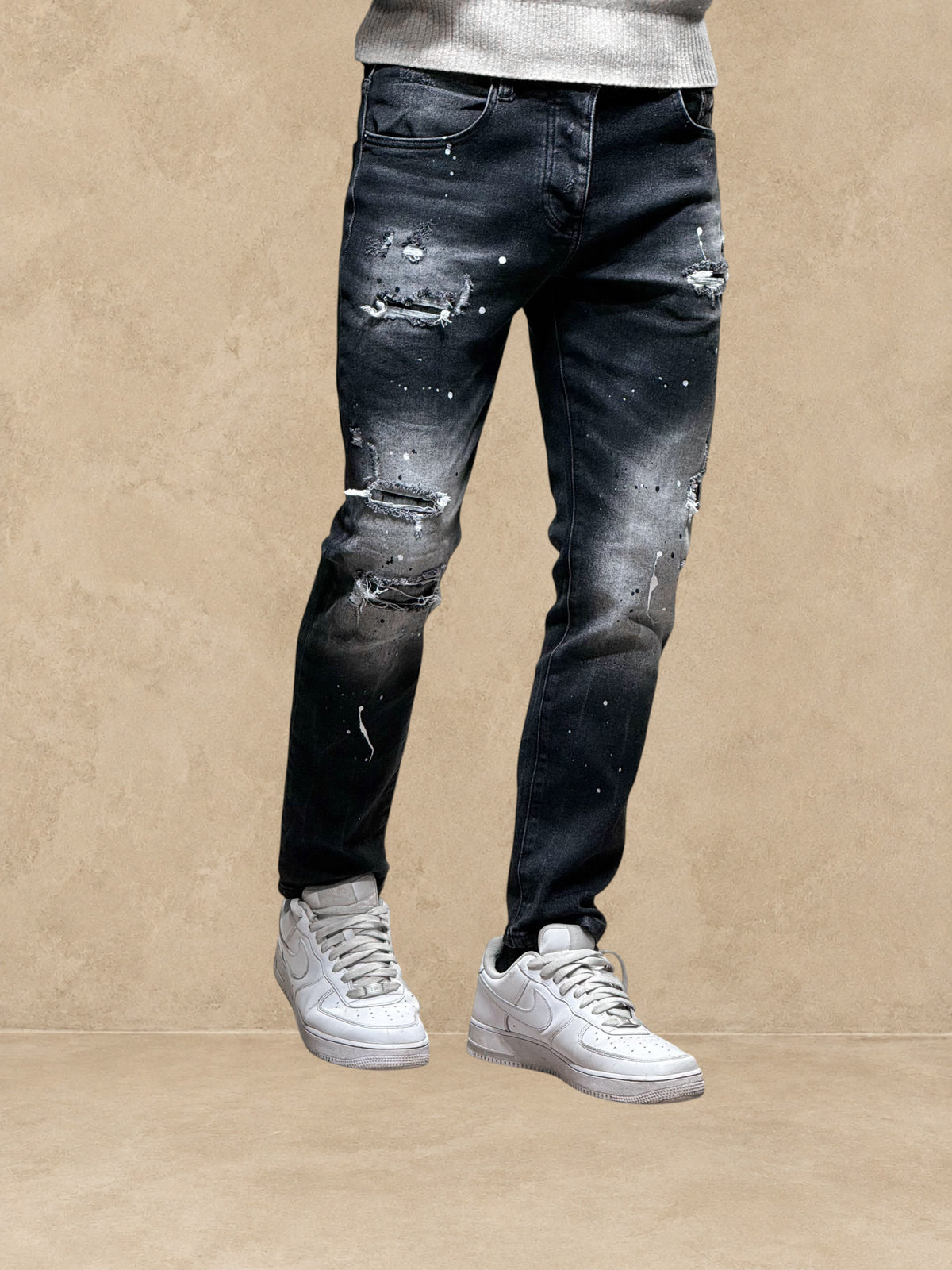 Jean slim Stayin gris et noir avec effets destroy, déchirures aux genoux et éclaboussures de peinture blanche