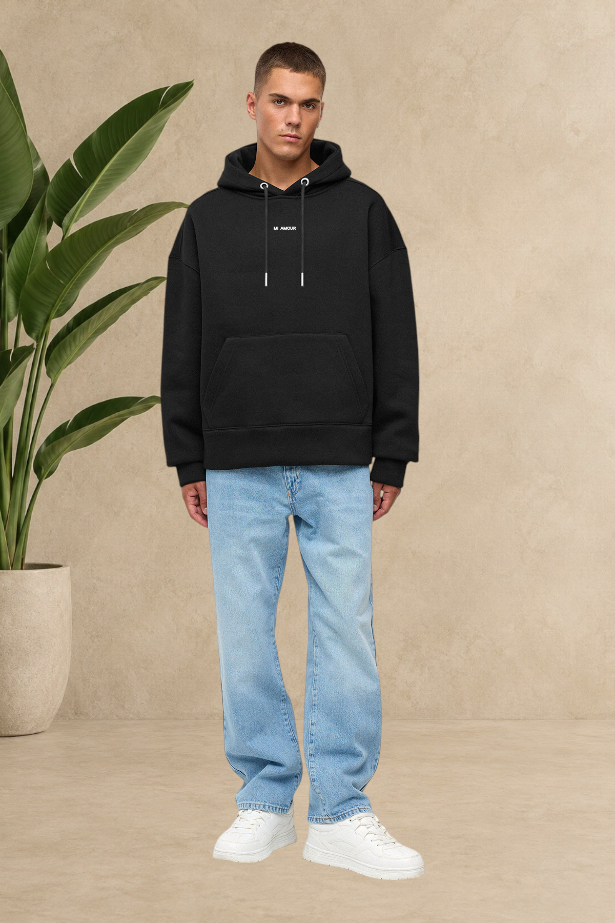 Homme portant un sweat à capuche noir Stayin Mi Amour épais et matelassé avec un jean bleu clair
