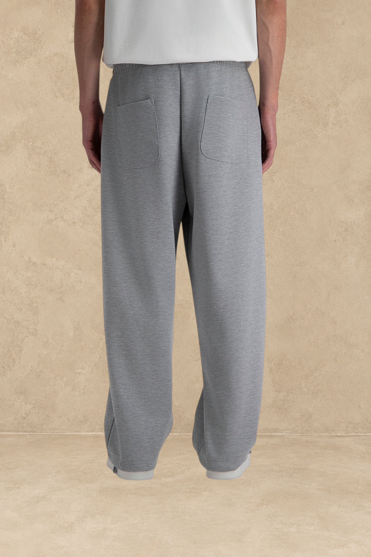 Vue arrière d'un pantalon jogg loose gris Stayin porté par un mannequin, coupe large et confortable