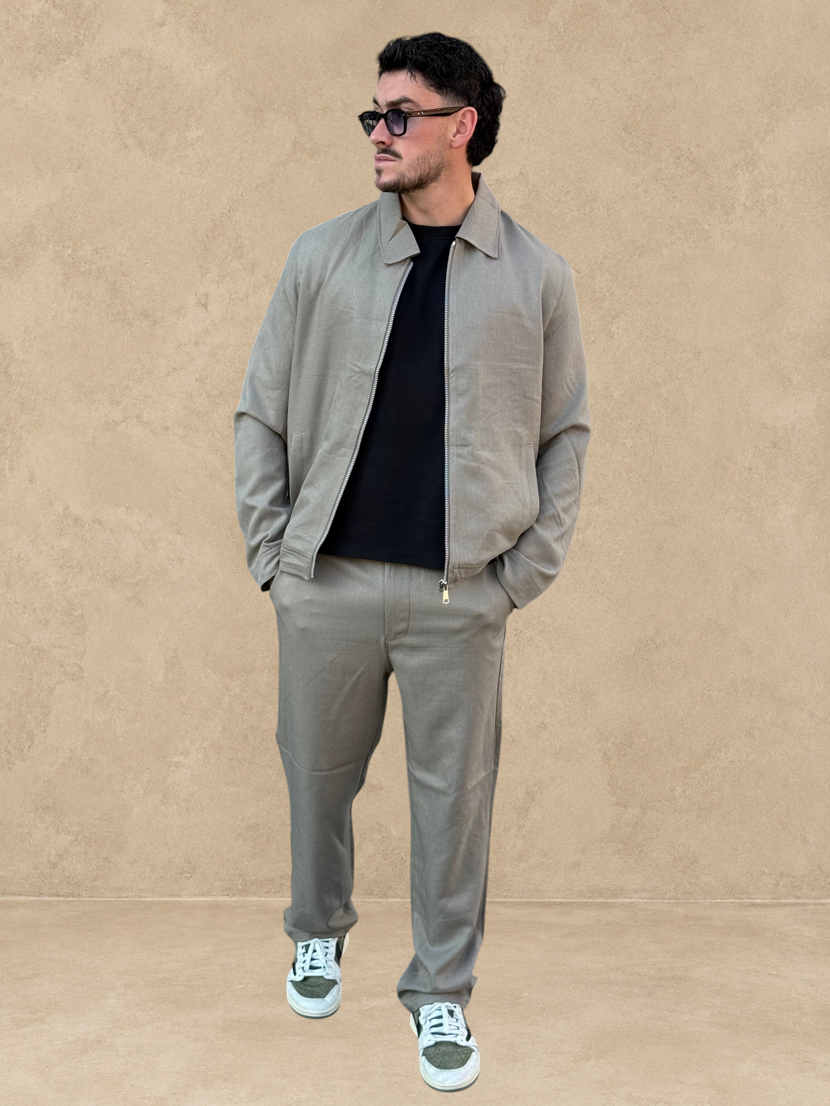 Ensemble Stayin beige foncé composé d'une veste zippée décontractée et d'un pantalon droit porté par un mannequin
