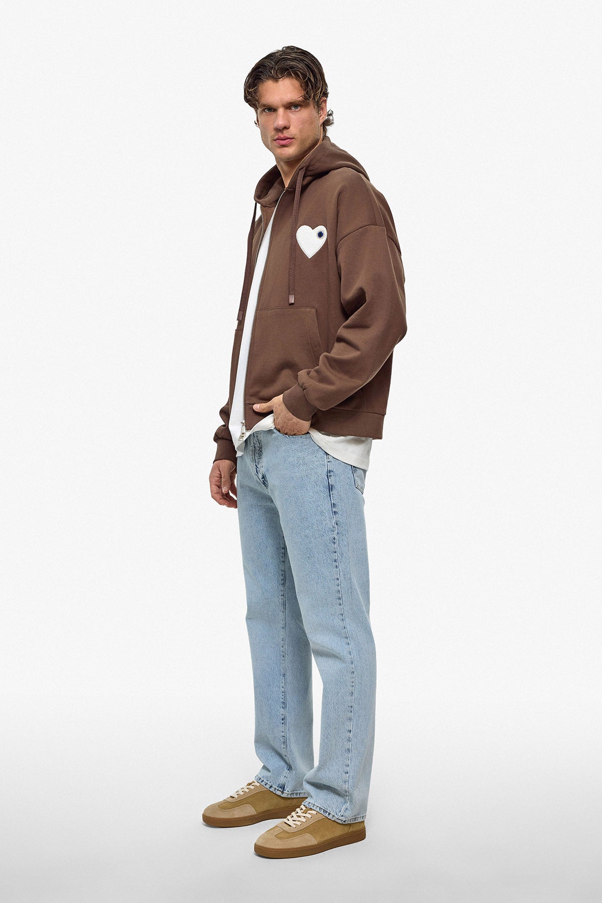 Veste capuche marron cœur blanc