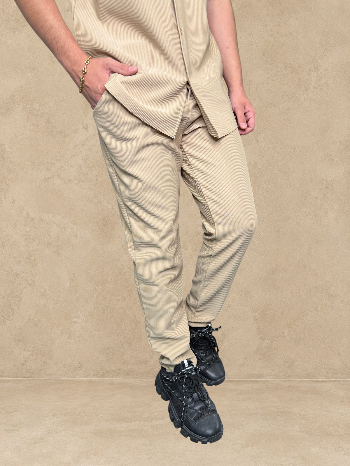 Ensemble Stayin beige composé d'une chemise à manches courtes et d'un pantalon droit texturé porté par un mannequin